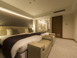 Roupas de cama premium, cofres nos quartos, escrivaninha