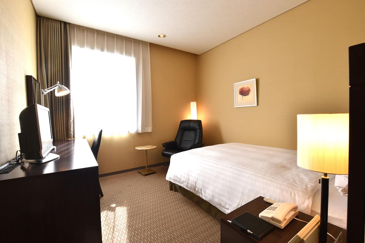 Premium bedding, in-room safe, desk, free WiFi