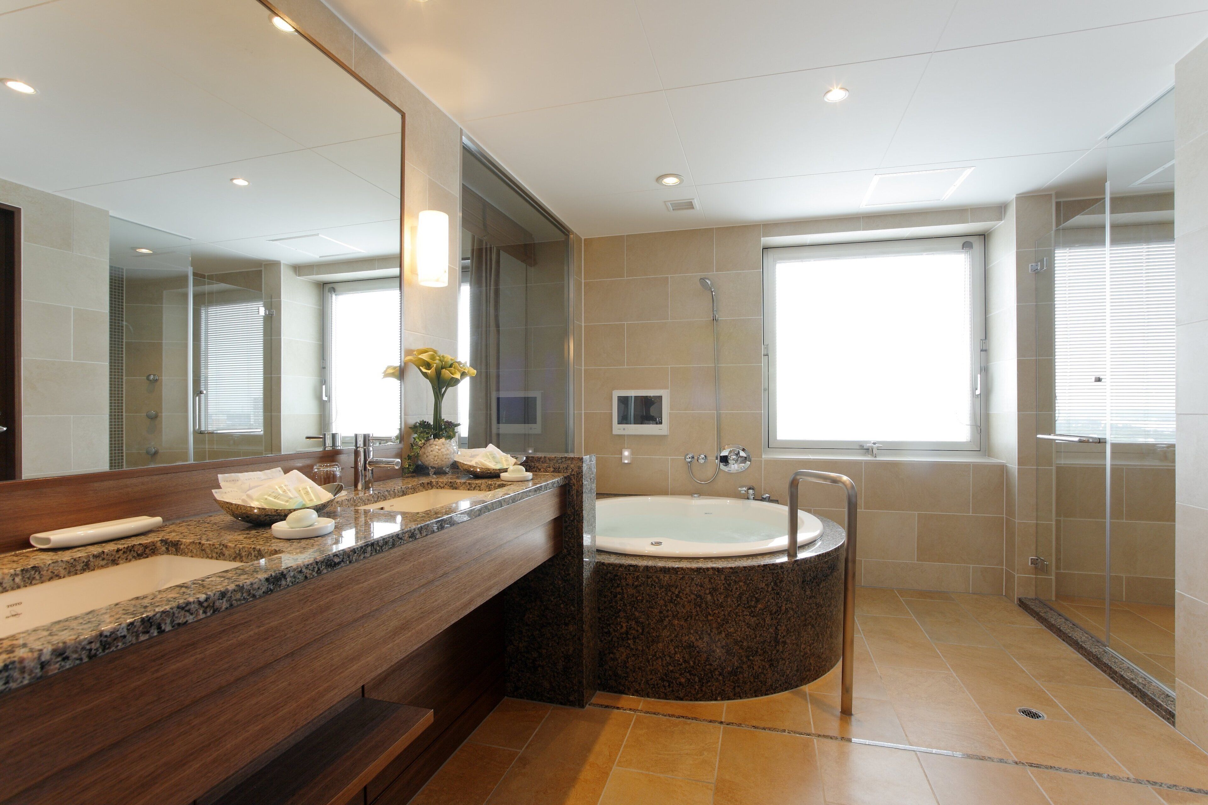 combined shower/bathtub, deep-soaking bathtub, free toiletries