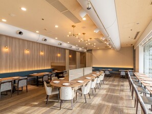 Desayuno buffet diario (JPY 3000 por persona)