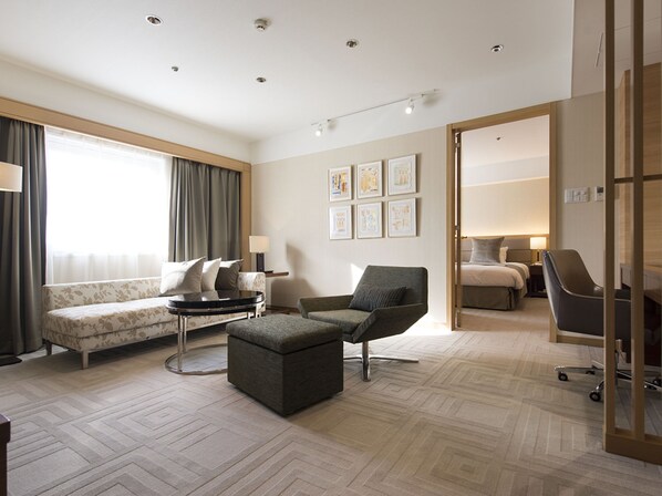 Roupas de cama premium, cofres nos quartos, escrivaninha