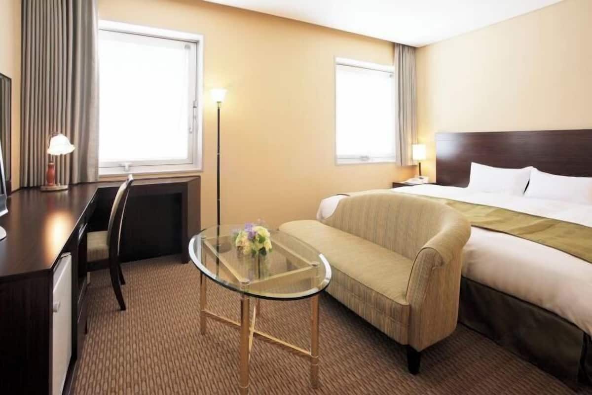 Premium bedding, in-room safe, desk, free WiFi