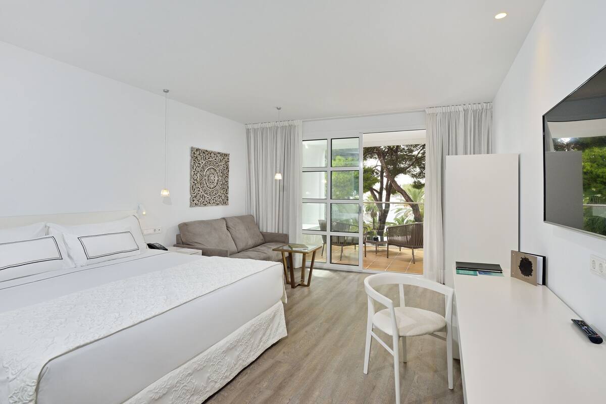 premium room | 1 bedroom, premium bedding, down duvets, minibar