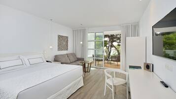 Premium kamer | Een minibar, een kluis op de kamer, verduisterende gordijnen