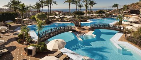 2 Außenpools, Sonnenschirme, Liegestühle