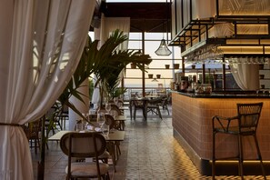 3 restaurants, breakfast, lunch, dinner served; international cuisine
