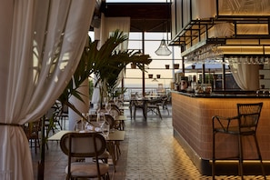 3 restaurants, breakfast, lunch, dinner served; international cuisine