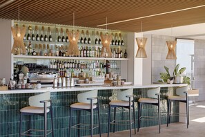 2 bars, bar en bord de piscine