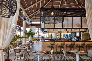 3 间餐厅，供应早餐、午餐和晚餐，国际美食