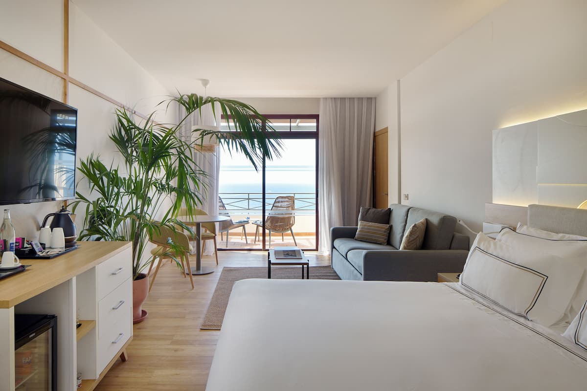 1 bedroom, premium bedding, down comforters, minibar
