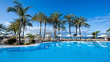 2 piscine all'aperto, ombrelloni da piscina, lettini