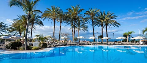 2 piscines extérieures, parasols de plage, chaises longues