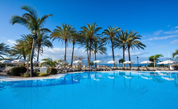 2 piscines extérieures, parasols de plage, chaises longues