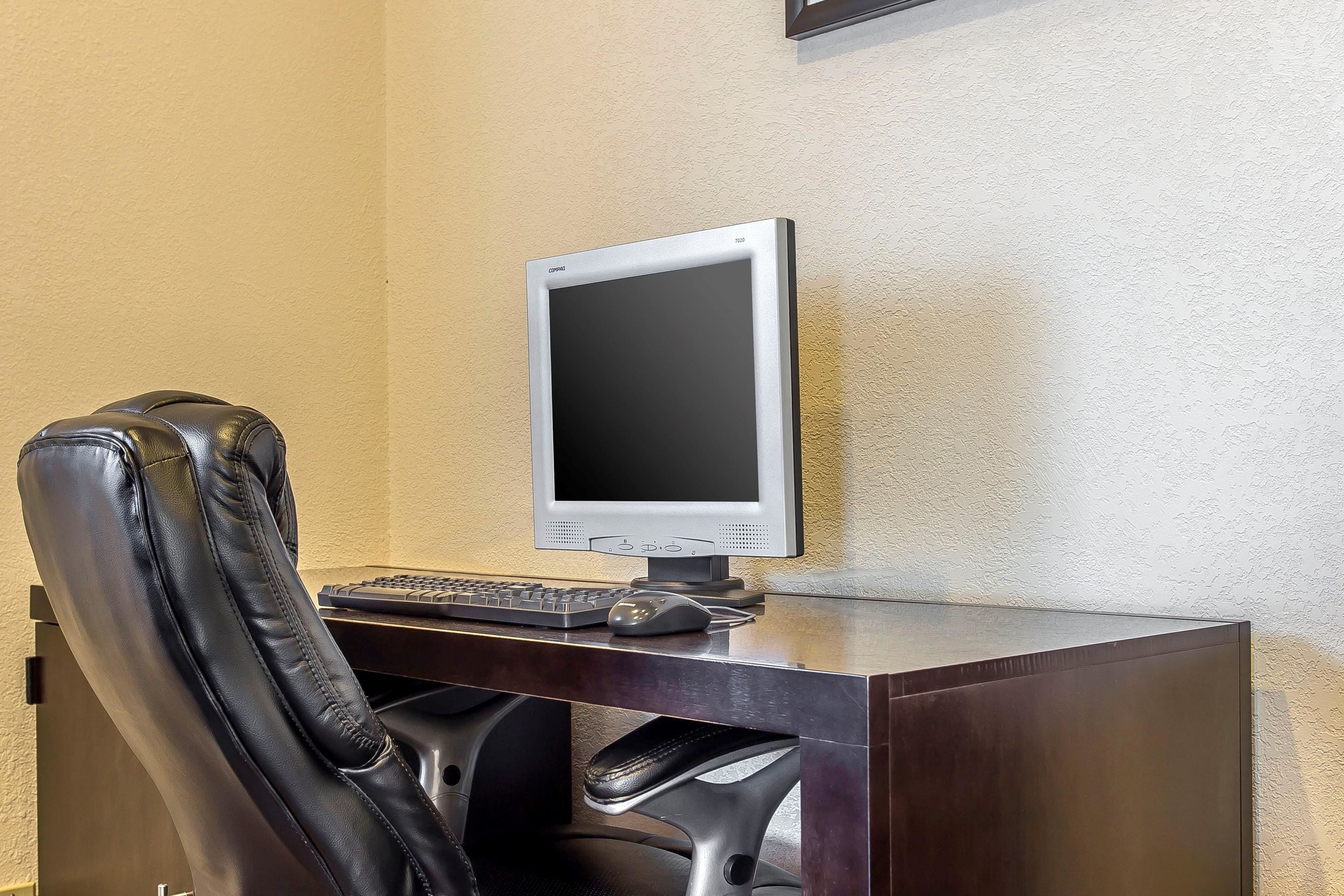 Un bureau avec un ordinateur, un clavier et une souris.