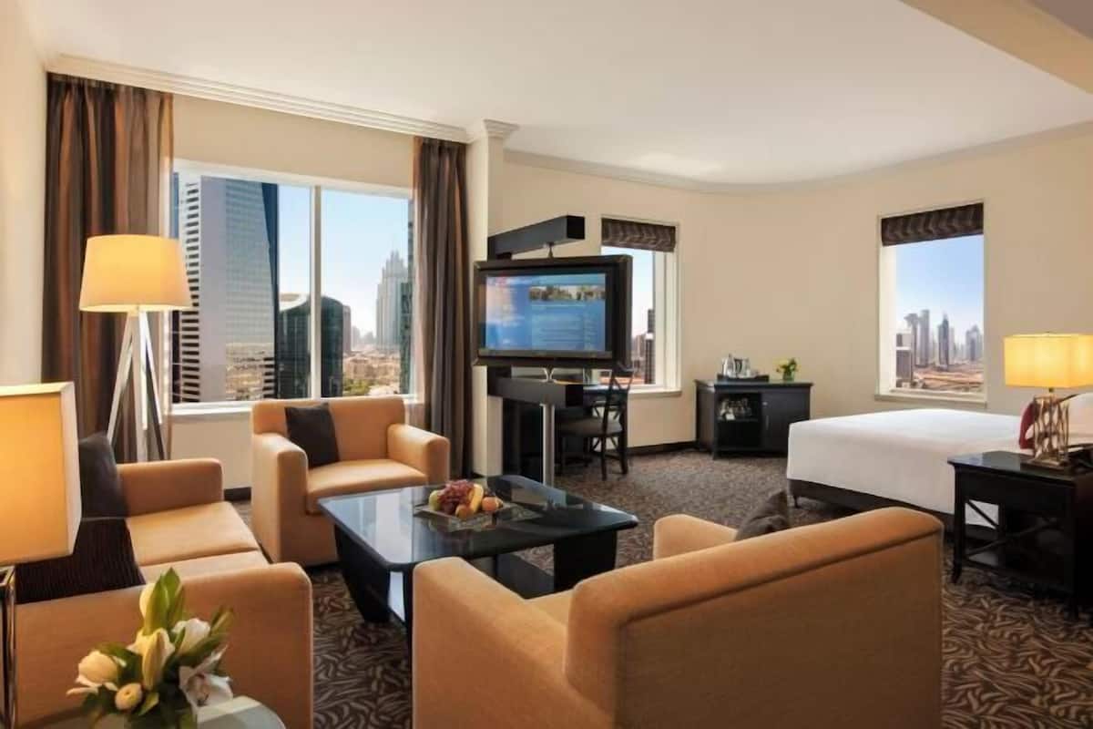 Minibar, két bảo mật tại phòng, bàn