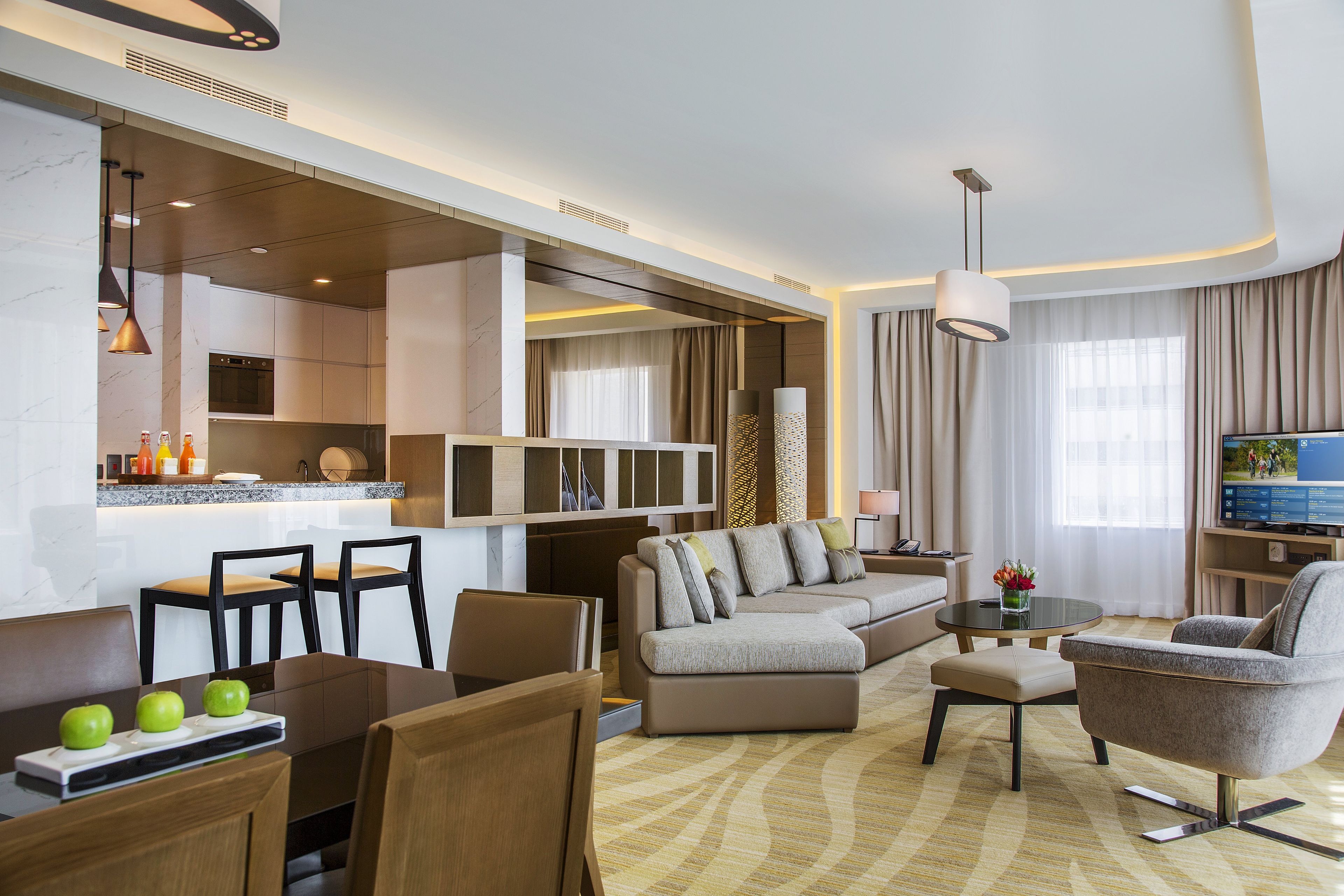 Una habitación de hotel moderna con cocina, comedor y zona de estar.