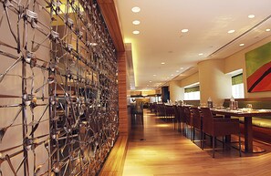 2 restaurants; breakfast, lunch, dinner and brunch served  - Towers Rotana (Dubai)