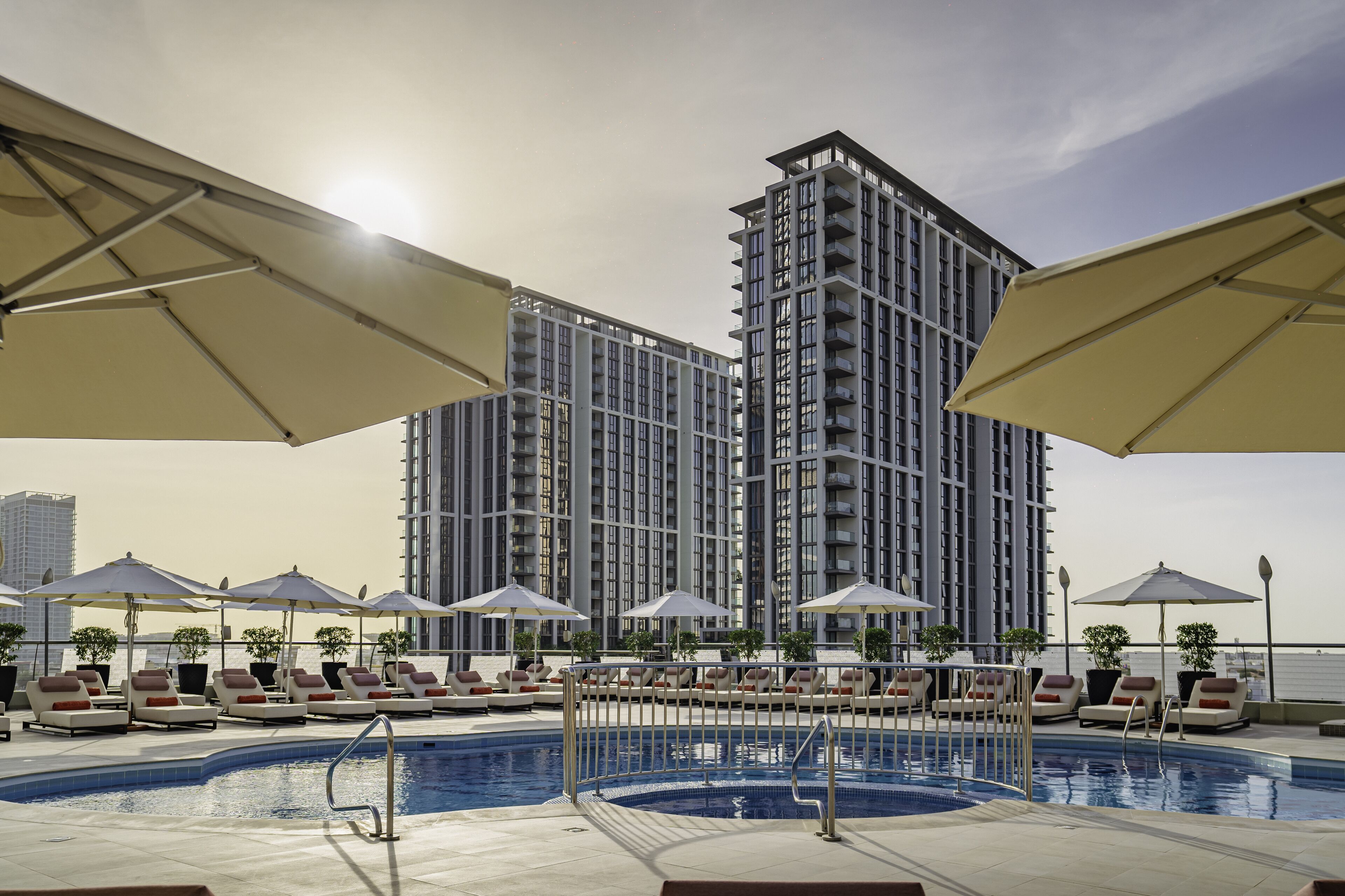 Utendørsbasseng, bassengparasoller og solsenger