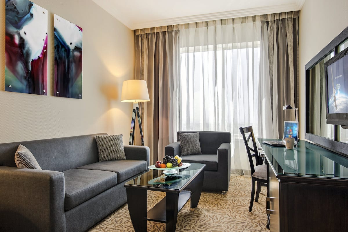 1 kamar tidur, minibar, brankas, dan meja kerja