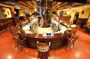 2 bars/lounges, rooftop bar