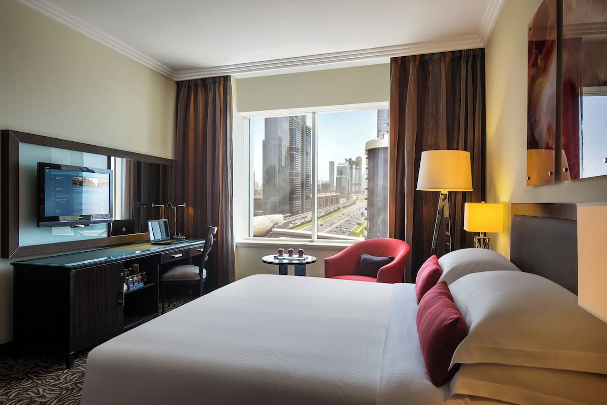 1 kamar tidur, minibar, brankas, dan meja kerja