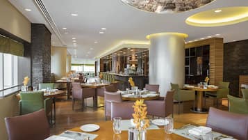 4 restaurantes, se sirven desayunos, comidas y cocina internacional