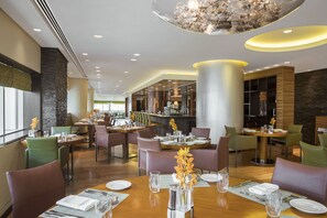 2 restaurants servant le petit déjeuner, le déjeuner et le dîner