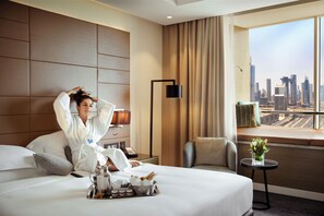 Minibar, in-room safe, desk, laptop workspace - Towers Rotana (Dubai)