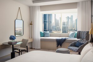 Chambre, 1 très grand lit (Window-Seat View, Newly Designed) | Minibar, coffres-forts dans les chambres, bureau