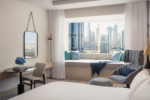 Szoba, 1 king (extra méretű) franciaágy (Window-Seat View, Newly Designed) | Minibár, széf a szobában és íróasztal