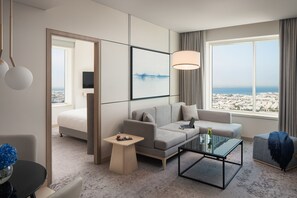 Chambre Familiale (Newly Designed Spacious) | Coin séjour | TV connectée de 32 pouces avec chaînes par satellite, télévision