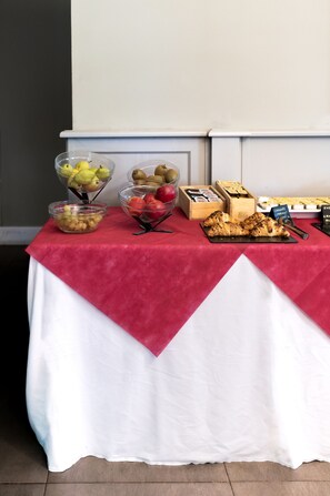A buffet table with various food items and a sign indicating a coffee station. - Villa Pitiana (Reggello)
