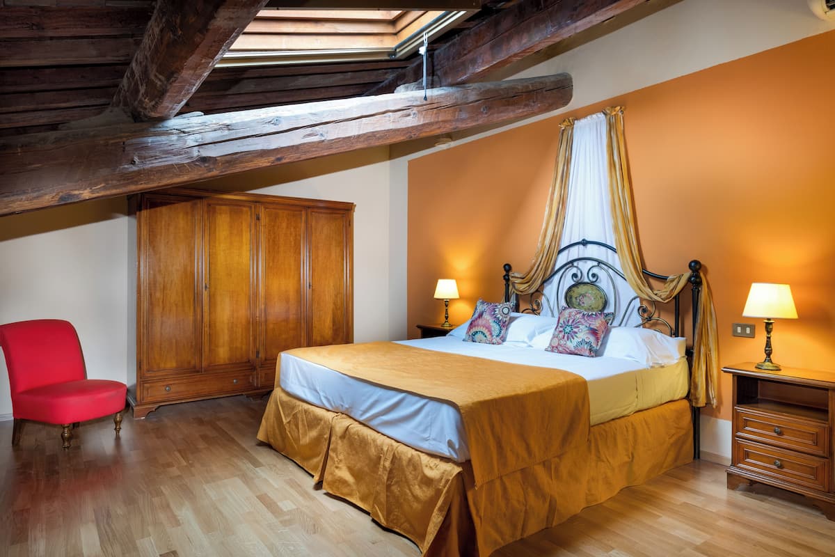 Habitación familiar | 1 habitación, ropa de cama de alta calidad y minibar