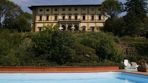 A large building with a swimming pool in front. - Villa Pitiana (Reggello)