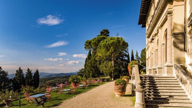 A garden pathway leading to a classical building with a view of distant mountains. - Villa Pitiana (Reggello)