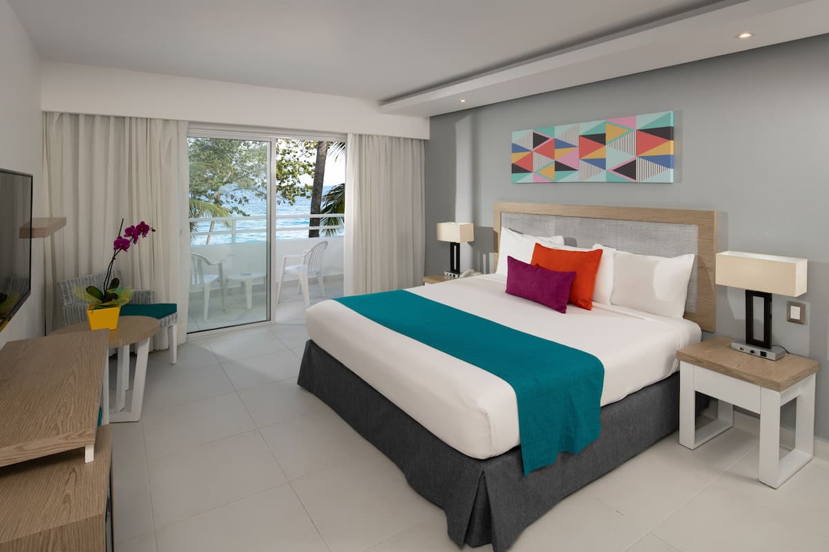 Habitación Deluxe, vistas al mar | Minibar, escritorio, cortinas opacas y ropa de cama