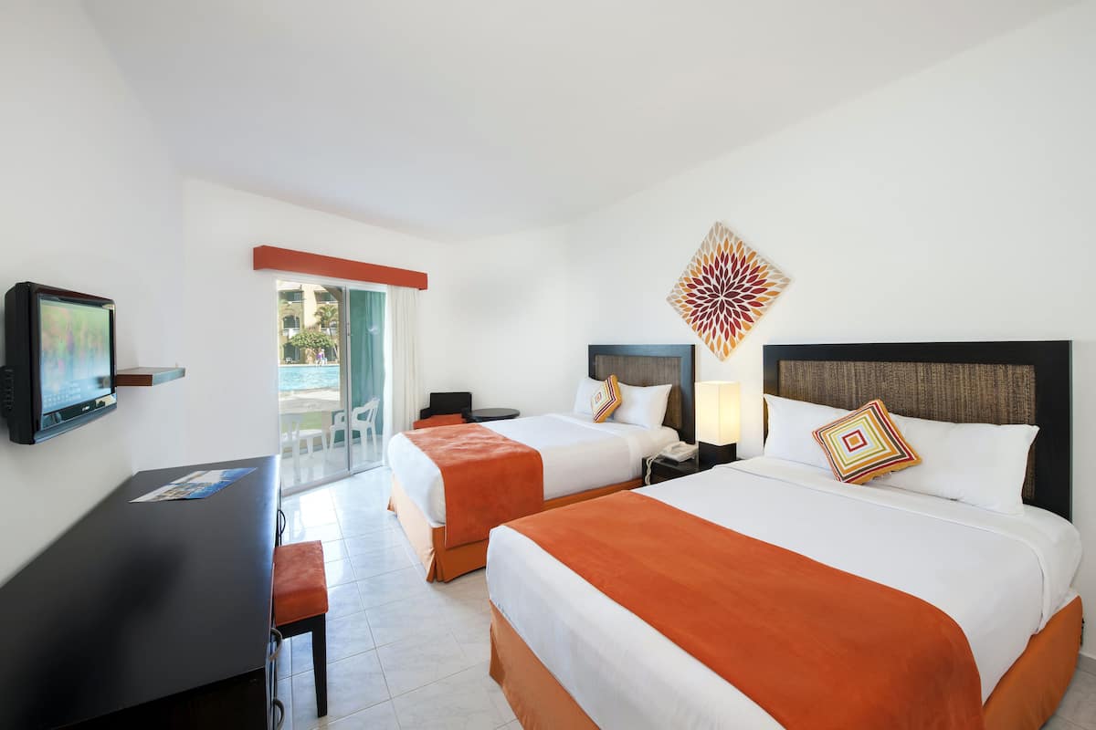 Habitación estándar, 2 camas dobles, vistas al jardín | Minibar, escritorio, cortinas opacas y ropa de cama