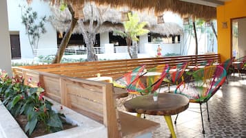 4 restaurants, breakfast served