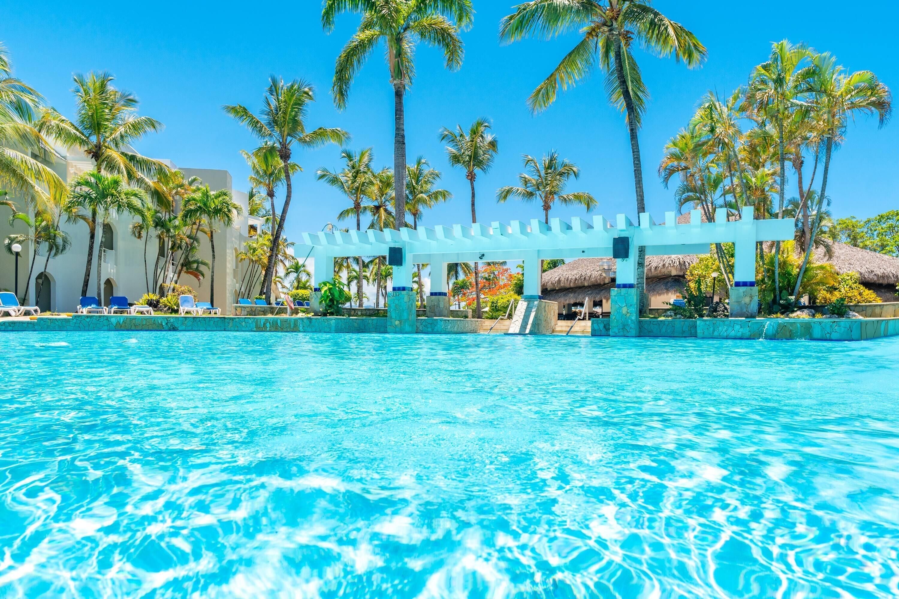 2 outdoor pools, sun loungers