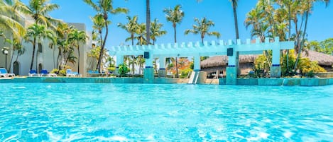 2 buitenzwembaden en ligstoelen