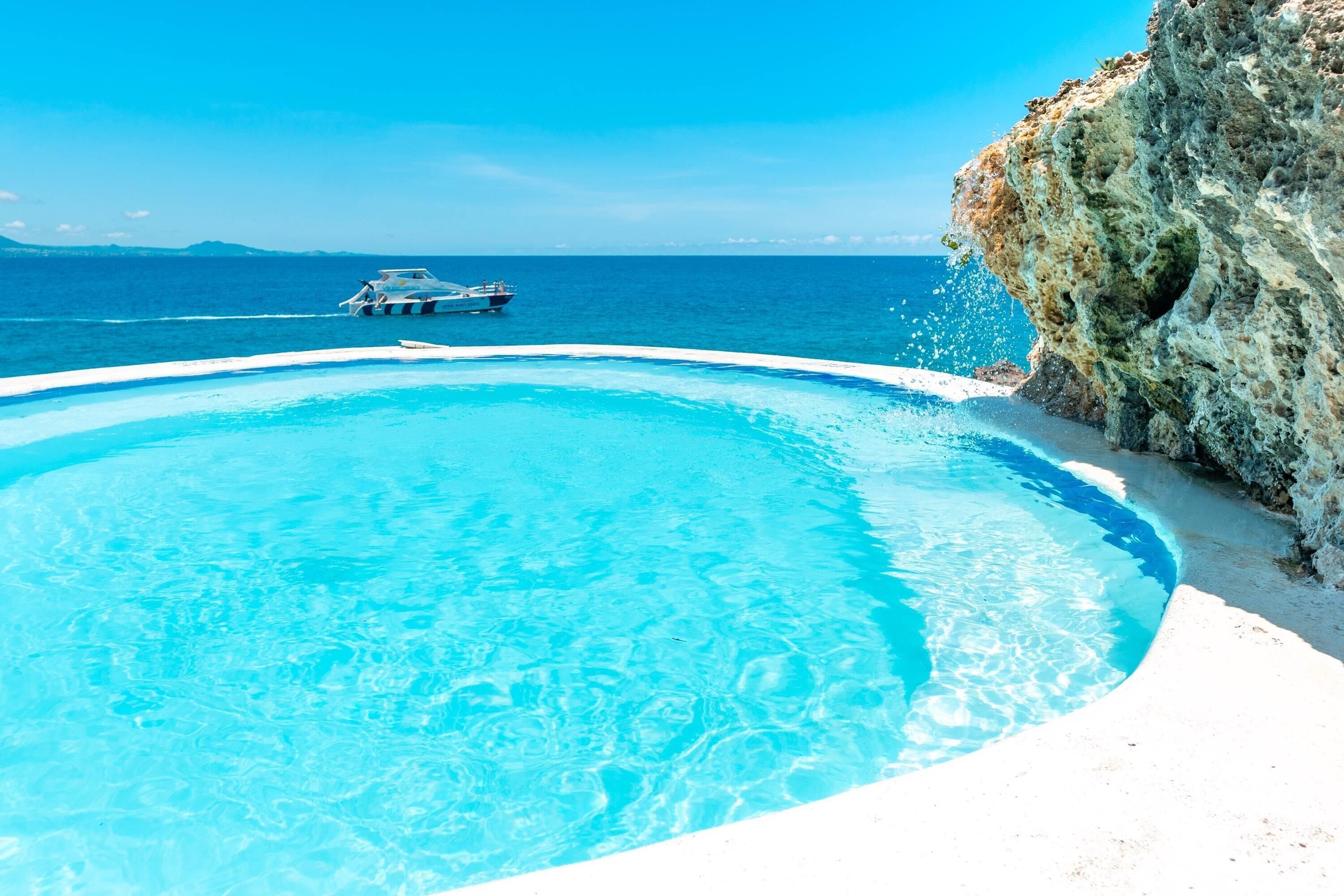 2 albercas al aire libre y camastros 