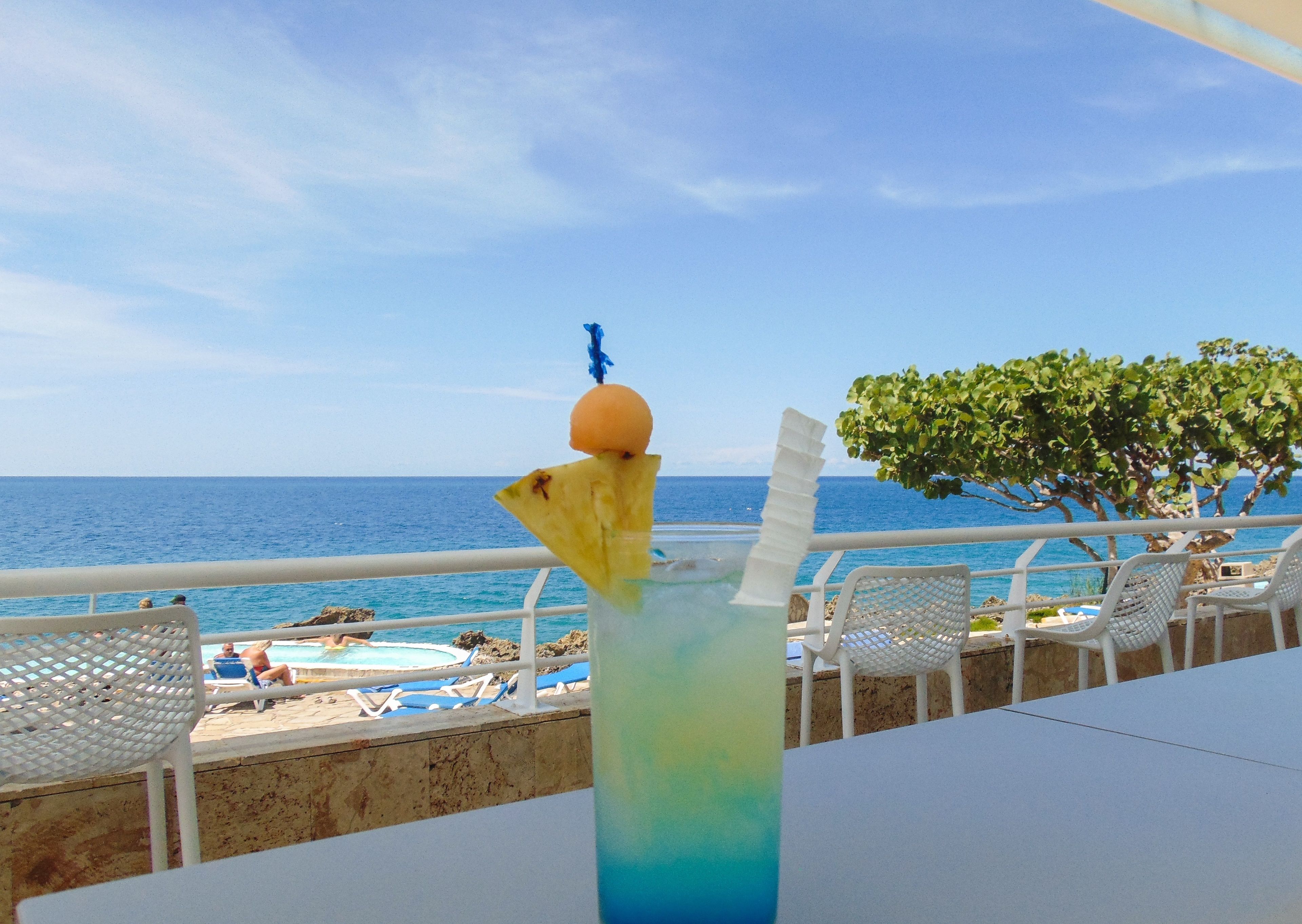 3 bars/lounges