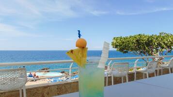 3 bars/lounges