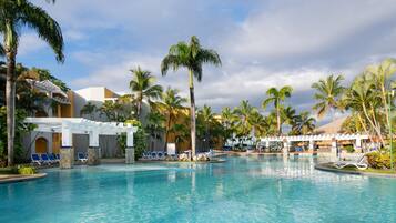 2 piscinas al aire libre, sillones reclinables de piscina