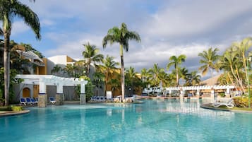 2 outdoor pools, sun loungers