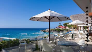 4 restaurants, breakfast served