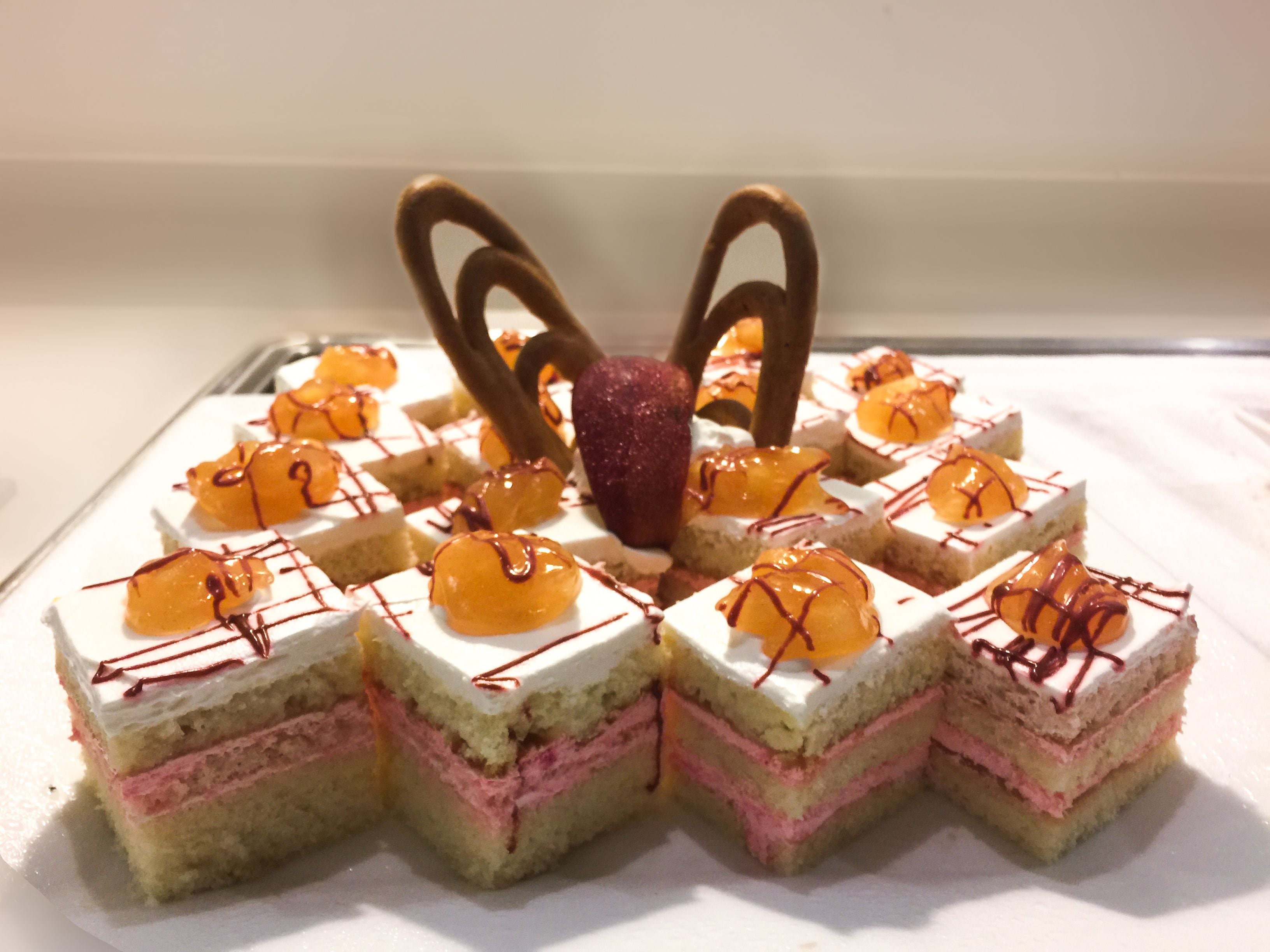 Un plateau de desserts comprenant différentes parts de gâteau et une pièce décorative centrale.