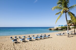 På stranden, solsenger og strandhåndklær