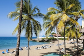 Am Strand, Liegestühle, Sonnenschirme, Strandtücher