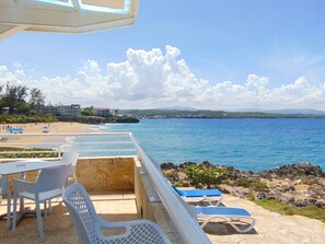3 bars/lounges